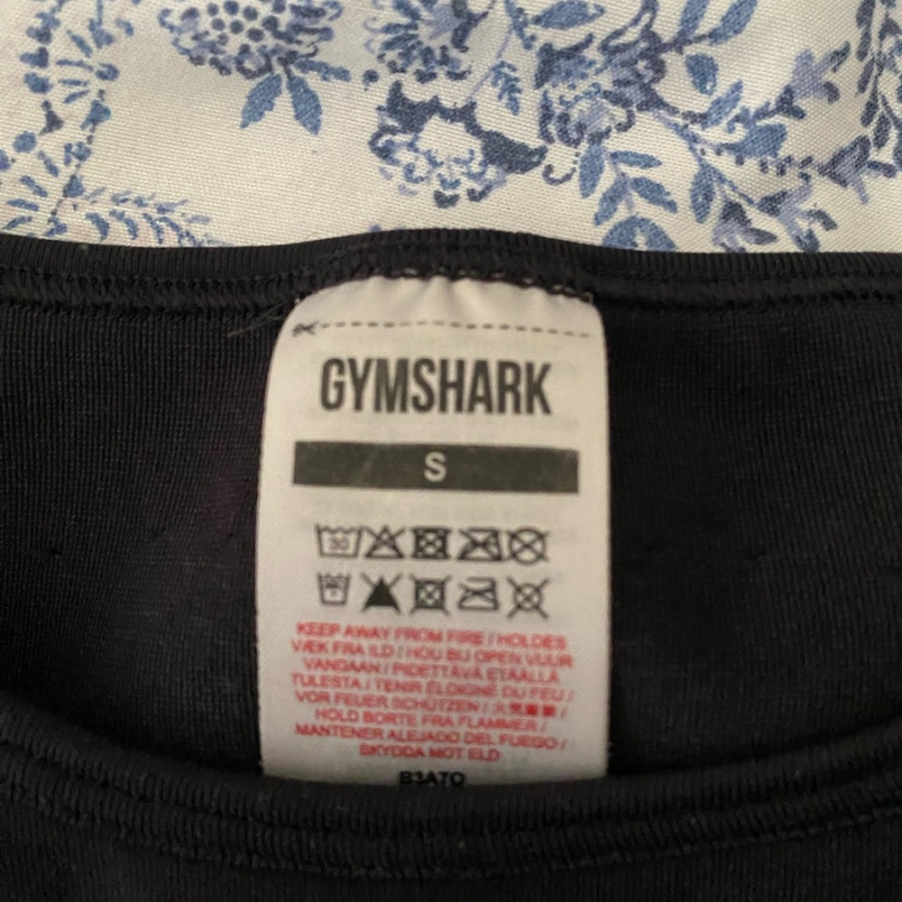 Gymshark Black Cropped Workout Top - Picture 3 of 3